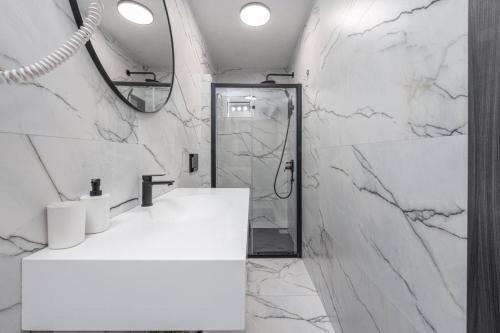 baño con ducha y paredes de mármol blanco. en Guest house AllineedDubrovnik Choose between Double room or penthouse or studio apartments FREE PARKING en Dubrovnik