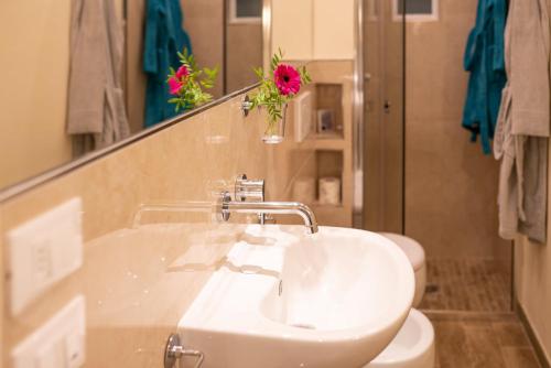 ein Bad mit einem Waschbecken und einem WC in der Unterkunft GB apartments in Florenz