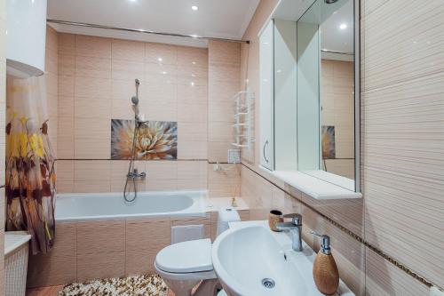 La salle de bains est pourvue d'un lavabo, de toilettes et d'une baignoire. dans l'établissement Apartments Kyiv, à Kiev
