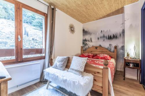 um quarto com uma cama, uma cadeira e uma janela em Nid Douillet em Gréolières