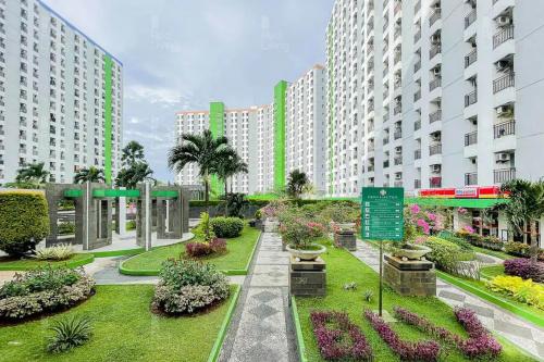 Κήπος έξω από το RedLiving Apartemen Green Lake View Ciputat - Pelangi Rooms 2 Tower E