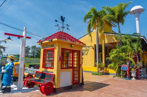 una pequeña cabina telefónica frente a un edificio en Apinya Resort Bangsarey en Ban Tao Than