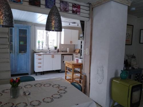 a kitchen with a table and a dining room at Furuly vakantiehuis in Vingelen