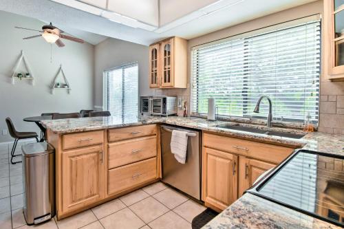 una cocina con armarios de madera y una gran ventana en Fountain Hills Retreat with Mtn Views and Pool Access, en Fountain Hills
