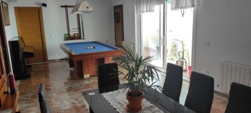 ein Wohnzimmer mit einer Tischtennisplatte und einer Sauna in der Unterkunft Chalet Valdelagrana in El Puerto de Santa María