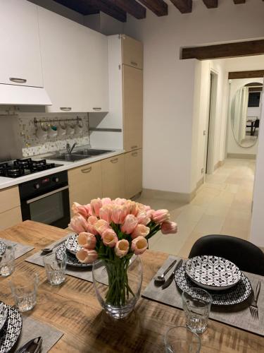 Een keuken of kitchenette bij Ca' Rosa Charming Suite