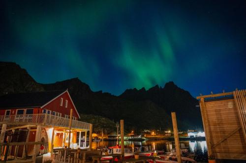 an image of the aurora in the sky over a marina at Hemmingodden Lodge in Ballstad