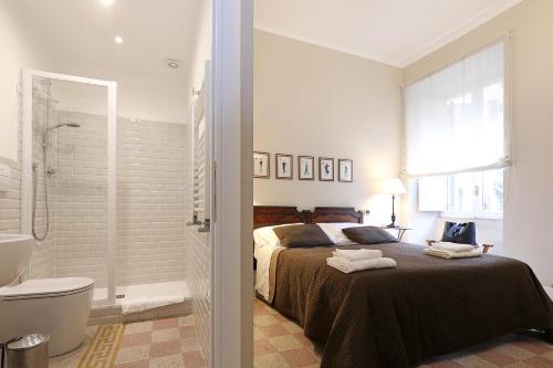 ローマにあるResidenza Mazziniのベッドルーム1室(ベッド1台付)、バスルーム(シャワー付)が備わります。