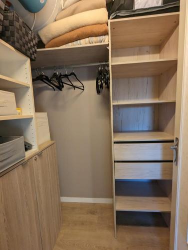 - un placard avec des lits superposés et des étagères dans l'établissement Nina studio 5 Places avec vue sur la baie au pied des commerces Classé 3 étoiles, à Pornichet