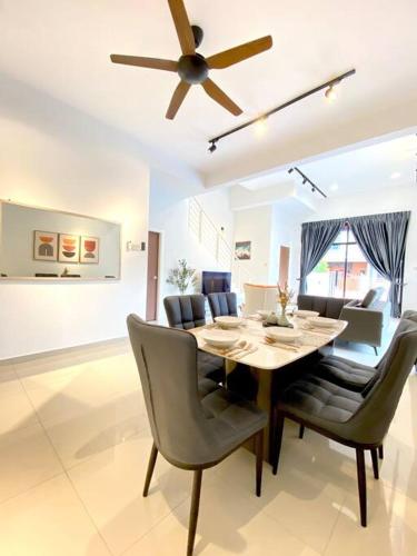 a dining room with a table and a ceiling fan at Kuala Selangor Modern Homestay with Pool 20pax in Kuala Selangor