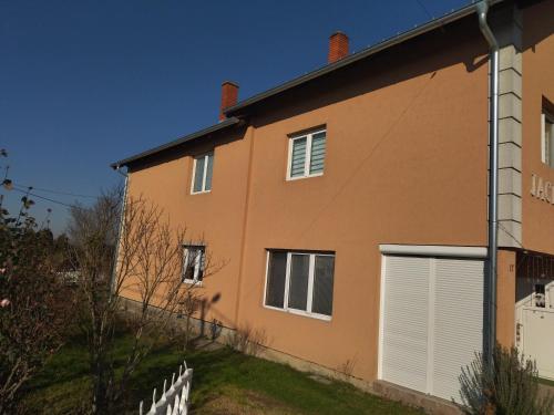 une maison avec un garage blanc dans l'établissement Sobe Milica Vrnjacka Banja, à Vrnjci
