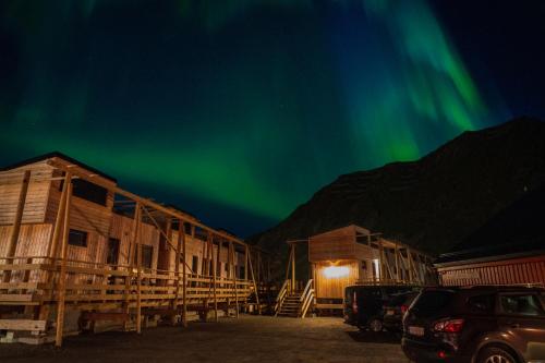 an image of a cabin with the aurora in the sky at Hemmingodden Lodge in Ballstad