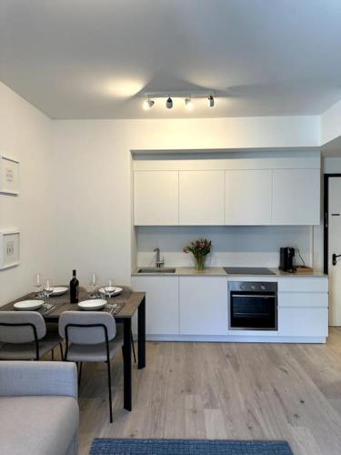 uma sala de estar com uma mesa e uma cozinha em Riva 2 em Lugano