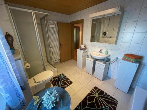 Un baño de Schöne Ferienwohnung in Bahnhofsnähe für Urlaub, Studium oder Arbeit