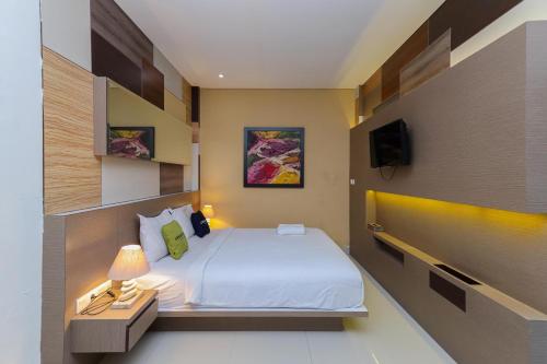 Postel nebo postele na pokoji v ubytování Urbanview Hotel WG Jimbaran Bali