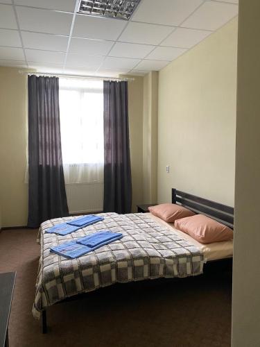 Schlafzimmer mit einem Bett und einem Fenster in der Unterkunft Ластівка in Chust