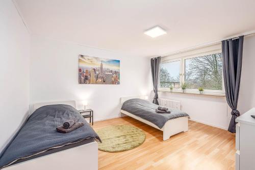 um quarto com 2 camas e uma janela em Cosy Apartment near Lippstadt em Geseke