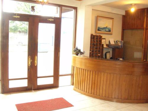 a lobby with a reception desk and a counter at Hotel Antupiren in Puerto Montt