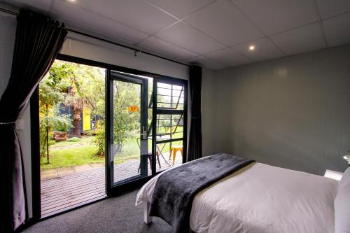 una camera con un letto e una grande finestra di SleepOver Lanseria a Lanseria