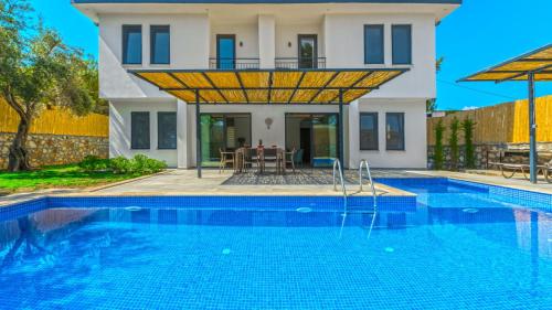 Villa in Kas with Pool, Jacuzzi, Garden and Porch