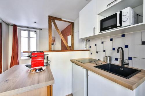 een kleine keuken met een wastafel en een aanrecht bij 31.Studio 2Pers#Sèvres-Lecourbe#Necker in Parijs