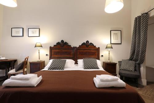 1 dormitorio con 1 cama grande y 2 toallas. en Residenza Mazzini, en Roma