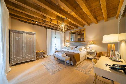 a bedroom with a bed and a desk in a room at Hotel Palacio De Luko in Luco