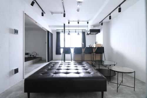 Cette chambre comprend un lit, une table et des chaises. dans l'établissement HOTEL WHEAT WACCA, à Sapporo