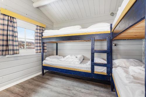 2 Etagenbetten in einem Zimmer mit Fenster in der Unterkunft First Camp Gol Hallingdal in Gol