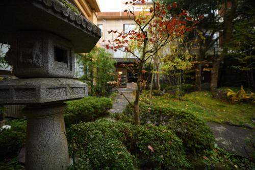 Κήπος έξω από το Harumiya Ryokan