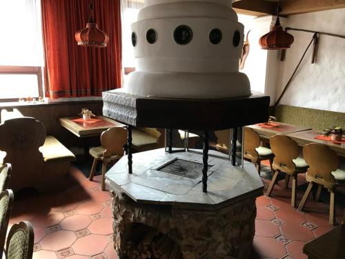a large wedding cake sitting on top of a fireplace at Hotel Söllner in Tettau