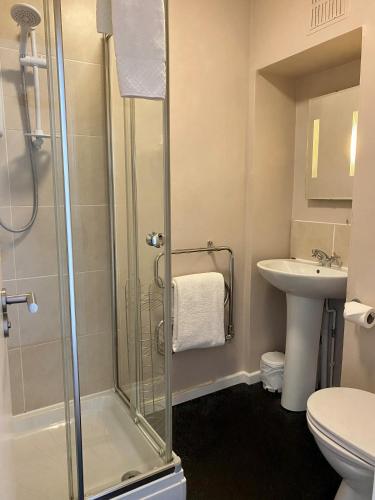 Bilik mandi di Andover House Hotel & Restaurant - Adults only