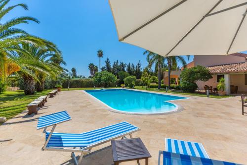 A piscina localizada em Villa Arenella con Piscina - NU ou nos arredores