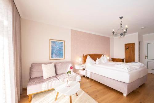 a hotel room with a bed and a couch at Das Moerisch in Seeboden