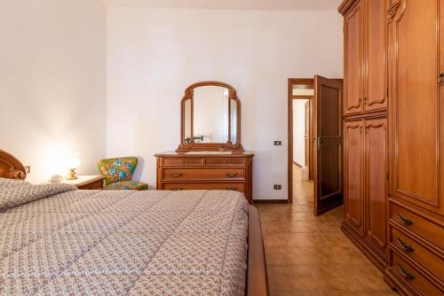 a bedroom with a bed and a dresser and a mirror at Le Balze nel cuore della Toscana in Castelfranco Piandisco