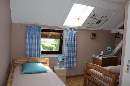 Habitación pequeña con cama y ventana en Gîte Savauldetour, en Ouroux