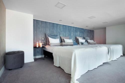 a large bedroom with a large bed with white sheets at Panorama- the View of Gdańsk by Elite Apartments in Gdańsk