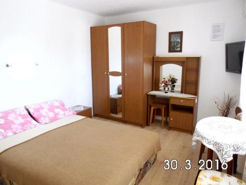 um quarto com uma cama, uma secretária e um espelho em Room in Novi Vinodolski with sea view, terrace, air conditioning, WiFi 3541-1 em Novi Vinodolski