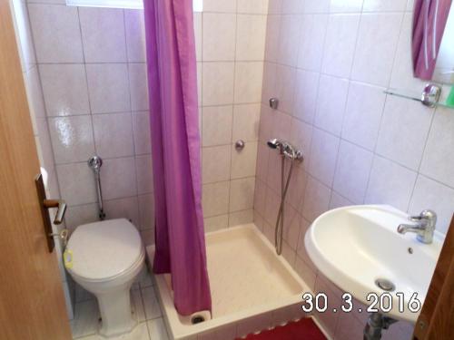 uma casa de banho com um chuveiro, um WC e um lavatório. em Room in Novi Vinodolski with sea view, terrace, air conditioning, WiFi 3541-1 em Novi Vinodolski