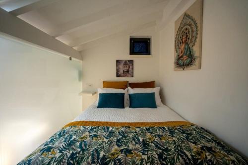 um quarto com uma cama grande e almofadas azuis em Ilha D'ouro House S. Vitor II no Porto