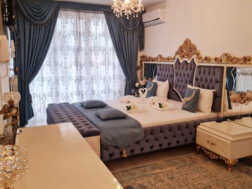 Hotel Dalia - Bankya في بانكيا: غرفة نوم بسرير ونافذة كبيرة