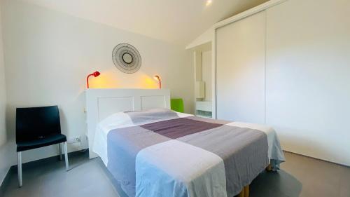 Ένα ή περισσότερα κρεβάτια σε δωμάτιο στο Villa contemporaine à proximité de la plage et du centre village