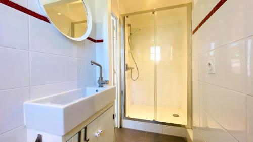 Ένα μπάνιο στο Villa contemporaine à proximité de la plage et du centre village