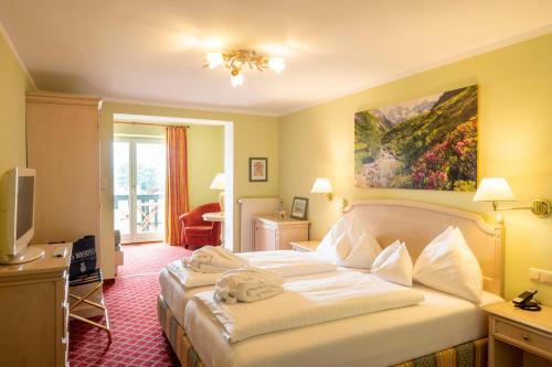 a hotel room with a bed and a television at Das Moerisch in Seeboden