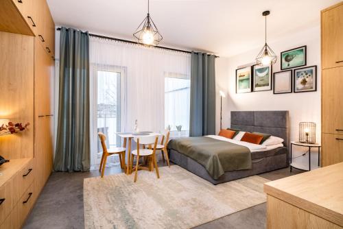 sypialnia z łóżkiem, stołem i krzesłami w obiekcie ApartamentySnu, Jagielloński Komfort, Centrum w Radomiu