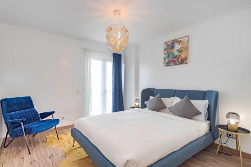 1 dormitorio con 1 cama grande y 1 silla azul en Expo River View, en Lisboa