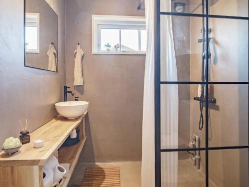 uma casa de banho com um lavatório e um chuveiro em Holiday home Kerteminde XII em Kerteminde