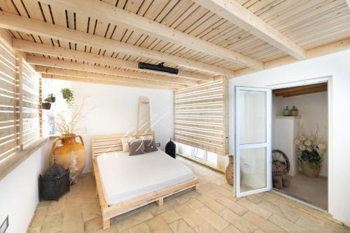 een slaapkamer met een bed en een raam bij Casa Harem in Taurisano