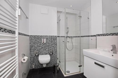 ハイリゲンダムにあるResidenz von Flotow Wohnung 13のバスルーム(シャワー、トイレ、シンク付)