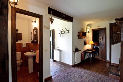 een badkamer met een wastafel en een toilet bij La Pizarra Negra in Campillejo